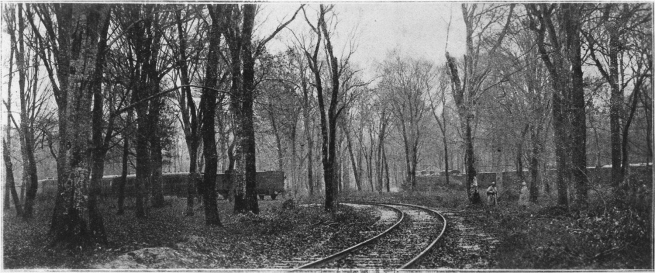 Emplacement des trains du maréchal Foch et des parlementaires allemands la veille de l'armistice. À dr. : le train du maréchal Foch ; à g. : celui des Allemands.